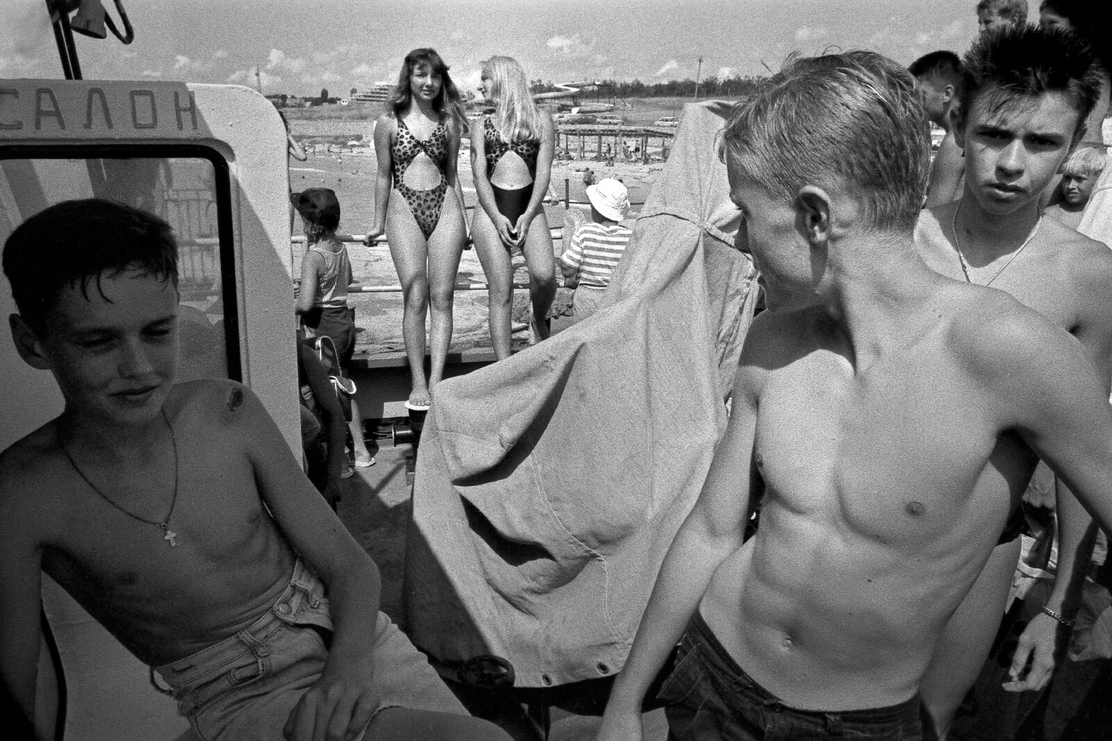 Фотограф Олег Черноус. Cтрит-фотография. Учкуевка 1996 из серии "Севастопольские мальчишки"