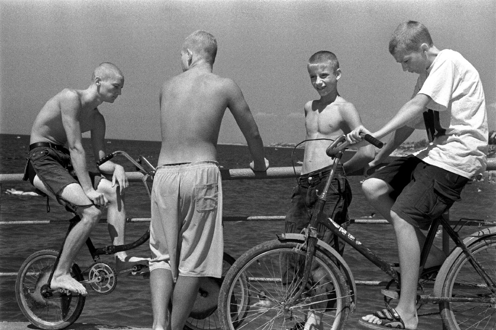 Фотограф Олег Черноус. Cтрит-фотография. Учкуевка 1996 из серии "Севастопольские мальчишки"