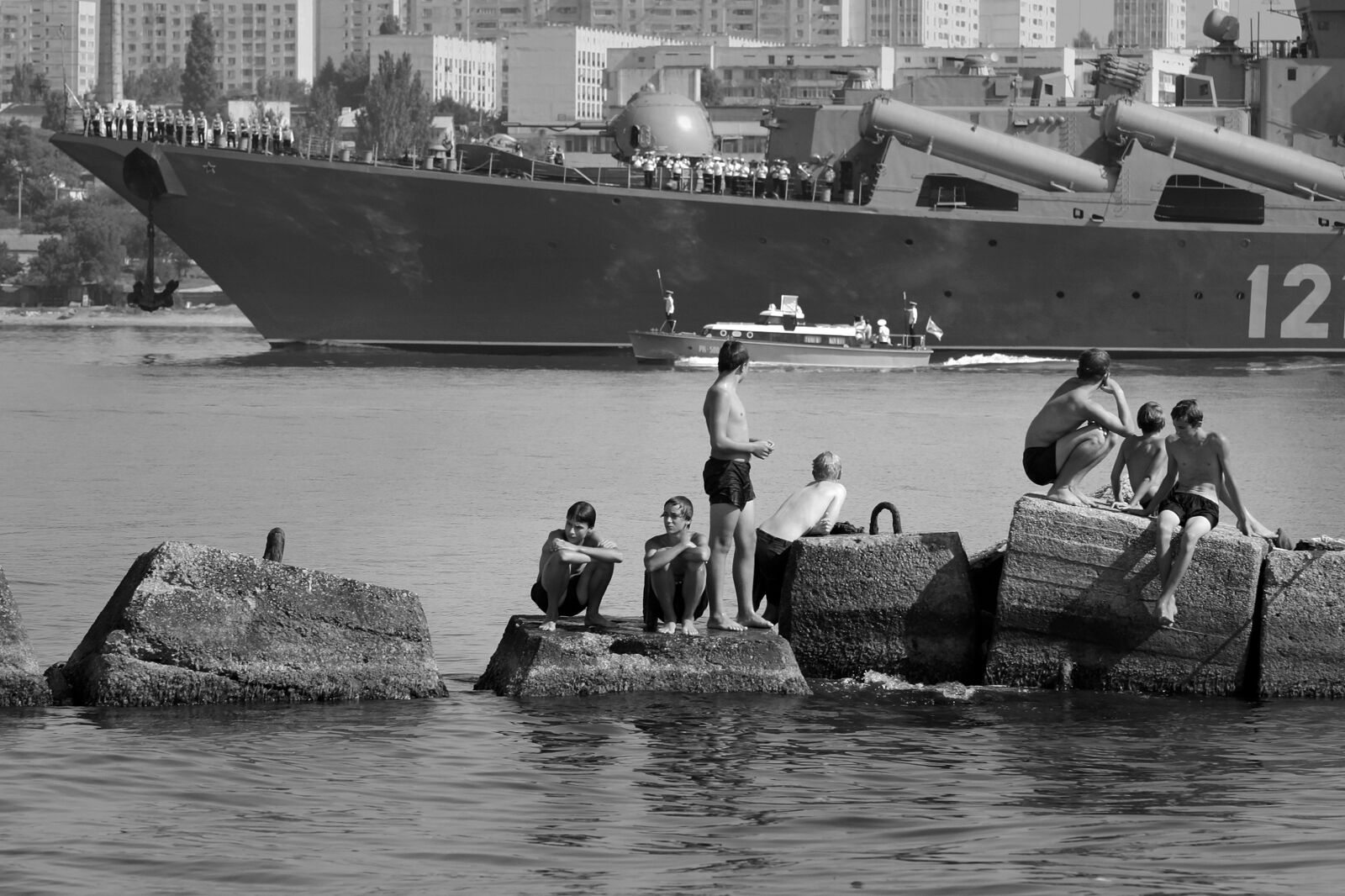 Фотограф Олег Черноус. Cтрит-фотография. Перед Днём ВМФ 2007 из серии "Севастопольские мальчишки"