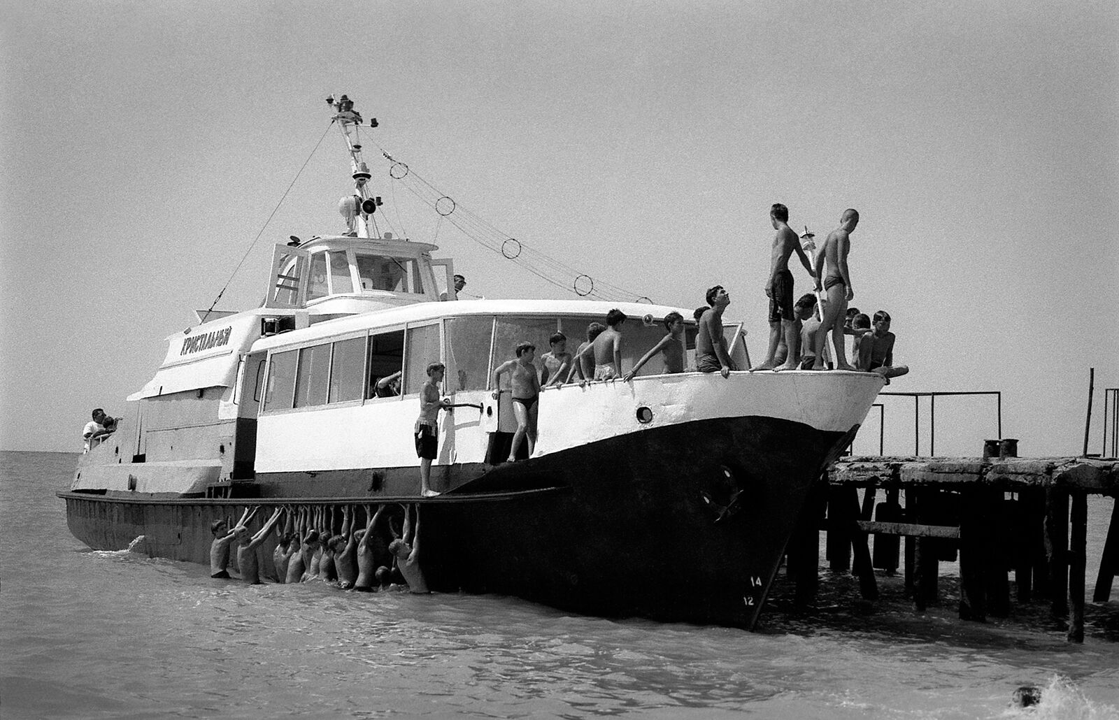 Фотограф Олег Черноус. "Севастопольские мальчишки". Учкуевка, август 1996