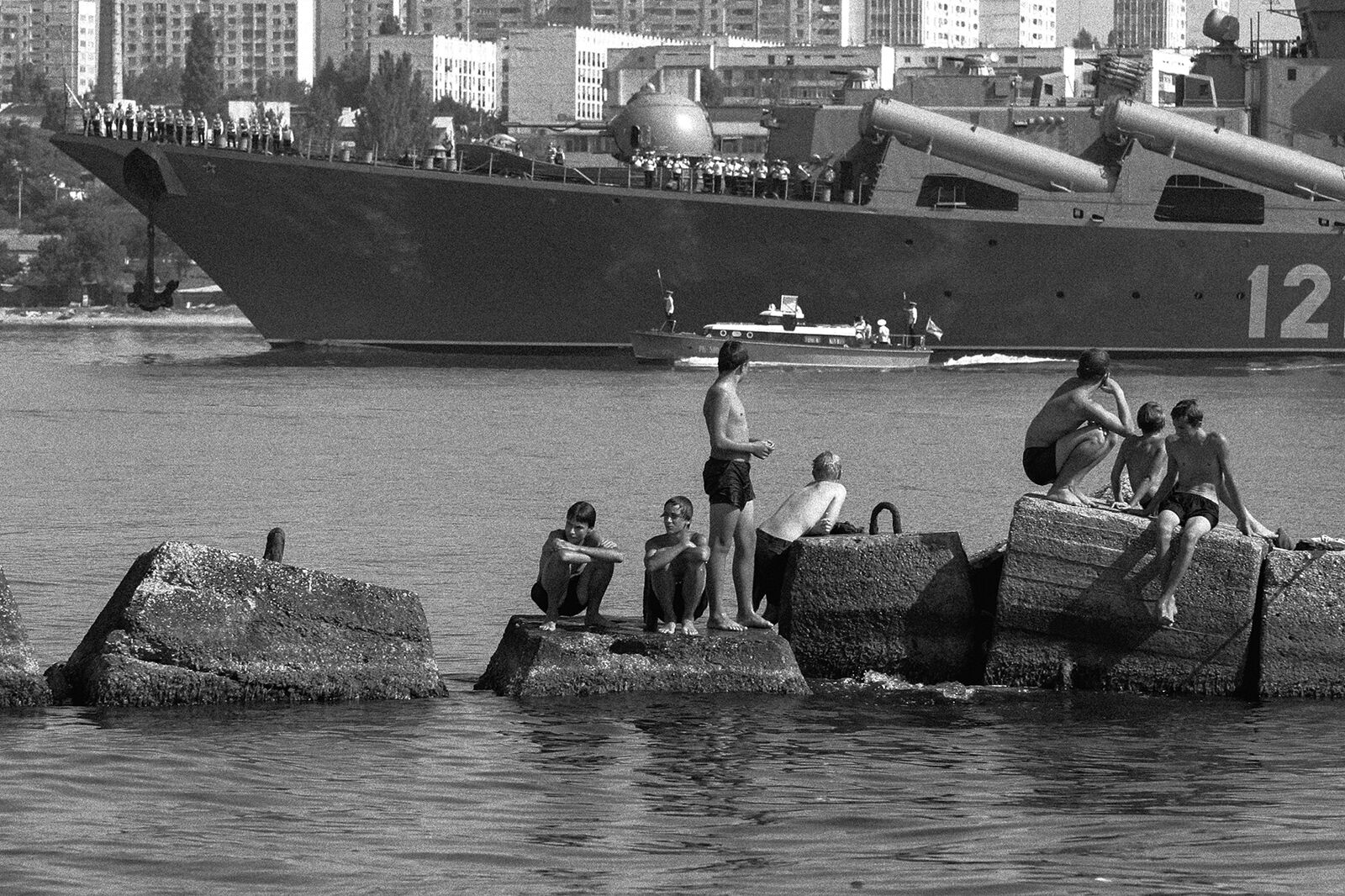 Фотограф Олег Черноус. "Севастопольские мальчишки". Накануне Дня ВМФ, июль 2007