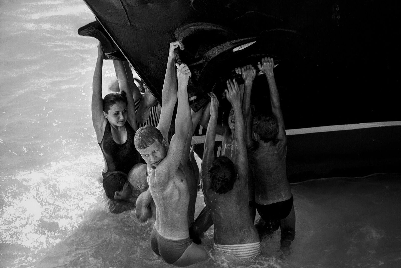 Фотограф Олег Черноус. "Севастопольские мальчишки". Учкуевка, август 1996