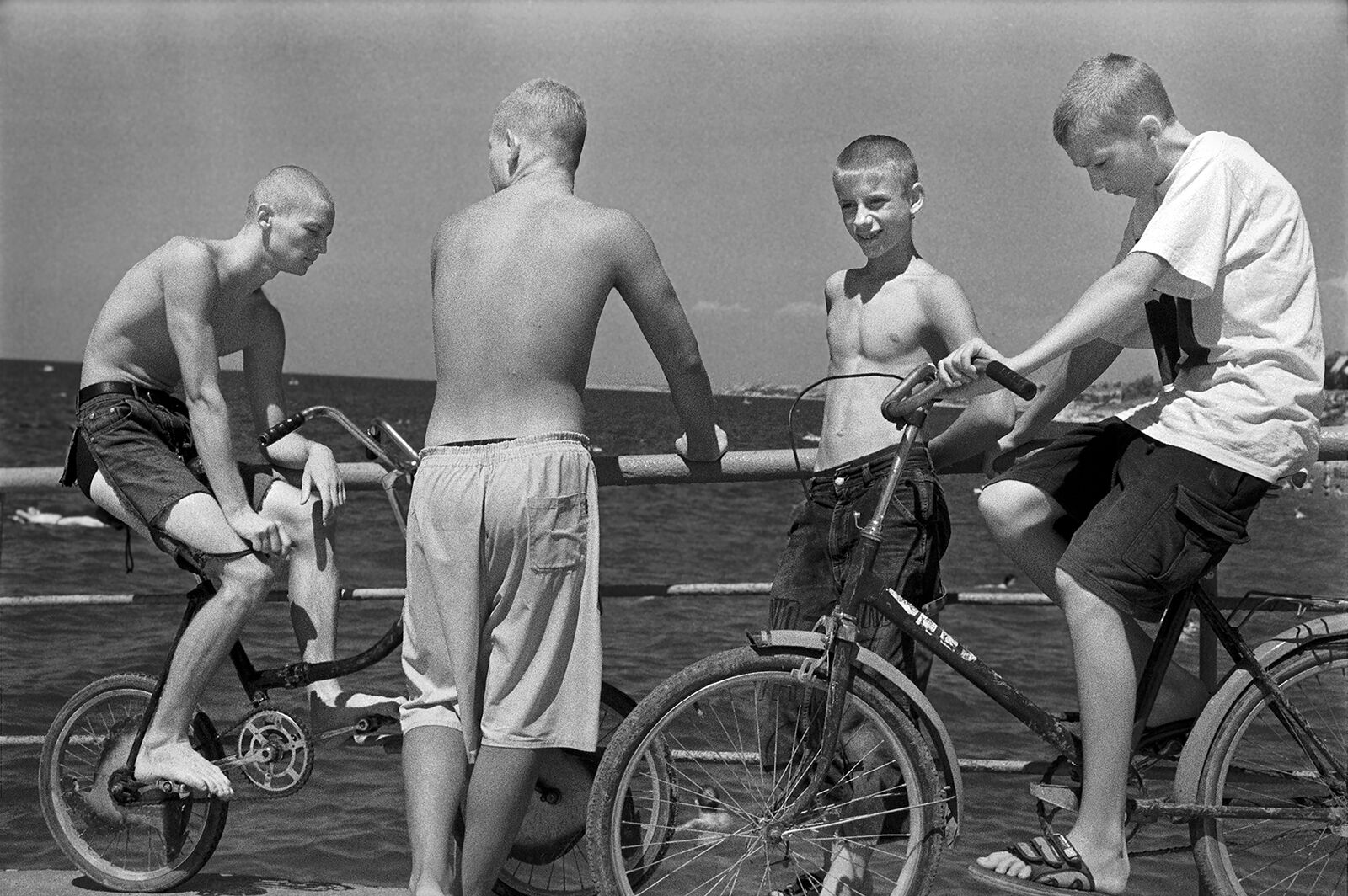 Фотограф Олег Черноус. "Севастопольские мальчишки". Учкуевка, август 1996